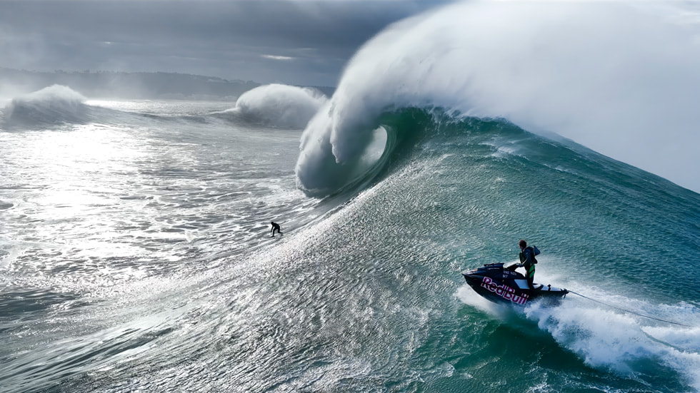 Photo tirée de la série à venir sur les sports extrêmes, montrant un surfeur sur une vague géante.