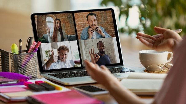 Bildschirm mit Meeting. Schadet es eurer Gesundheit, wenn ihr im Homeoffice arbeitet? Wir erklären Vor- und Nachteile vom Arbeiten zuhause und im Büro - und haben Tipps, wie ihr im Homeoffice gesund bleibt.  | Bild: colourbox.com