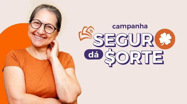 Imagem com uma mulher de blusa laranja e de óculos de grau, sorrindo, com as legendas no fundo da imagem: Oque você faria com 100 mil reais, campanha seguro dá sorte.