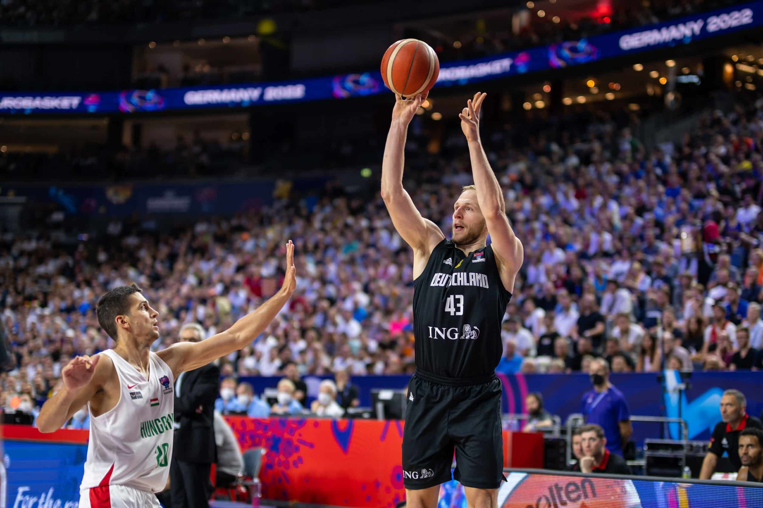 Basketball Köln 07.09.2022
Eurobasket 2022
Vorrunde
Deutschland (GER) - Ungarn (HUN)
Christian Sengfelder (Deutschland, No.43)
Zoltan Perl (Ungarn, No.20)
Foto: camera4