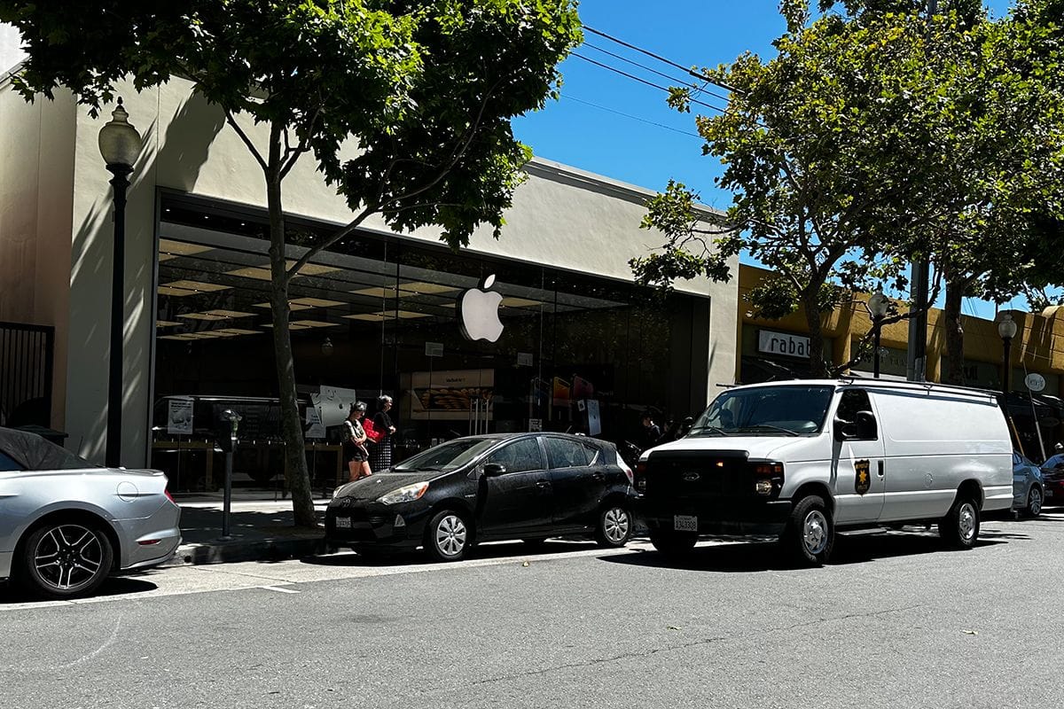 3 arrested after stealing 75 iPhones from Berkeley Apple Store