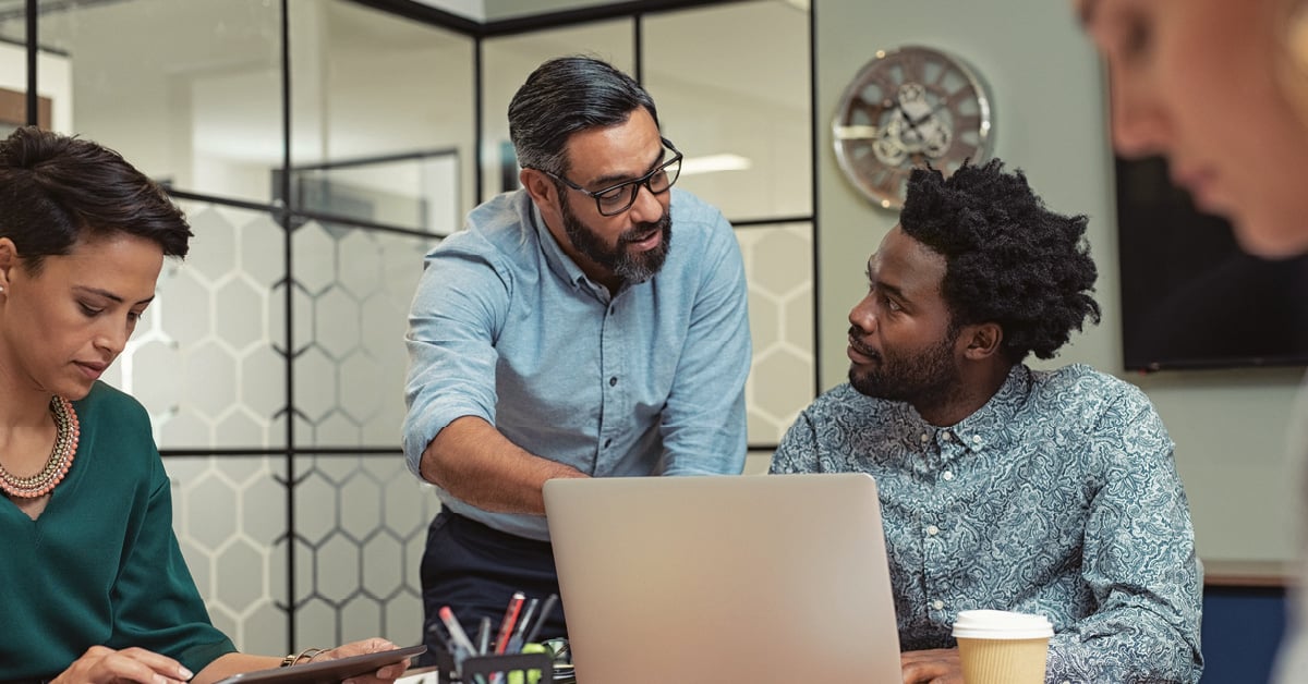 two-men-consult-over-laptop-screen-guide-to-becoming-an-effective-leader