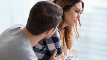 Eine Mann entschuldigt sich bei seiner Ehefrau, beide sitzen nebeneinander. Ihr habt euch falsch verhalten und wollt euch entschuldigen? Wir erklären euch, wie ihr eine gute Entschuldigung formuliert und um Verzeihung bitten könnt. | Bild: Wochit/ Getty Images