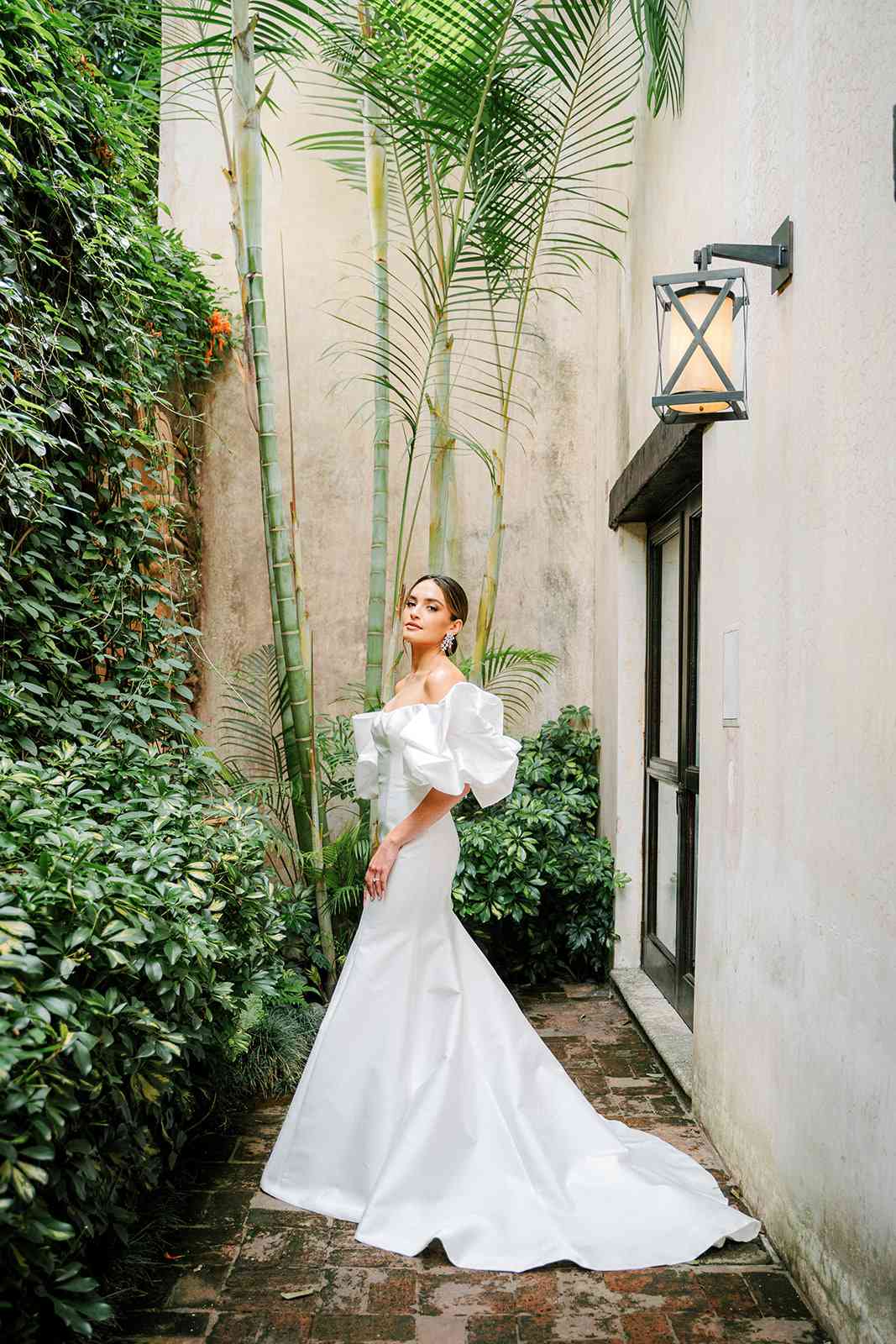 bride wearing a trumpet wedding dress with voluminous sleeves