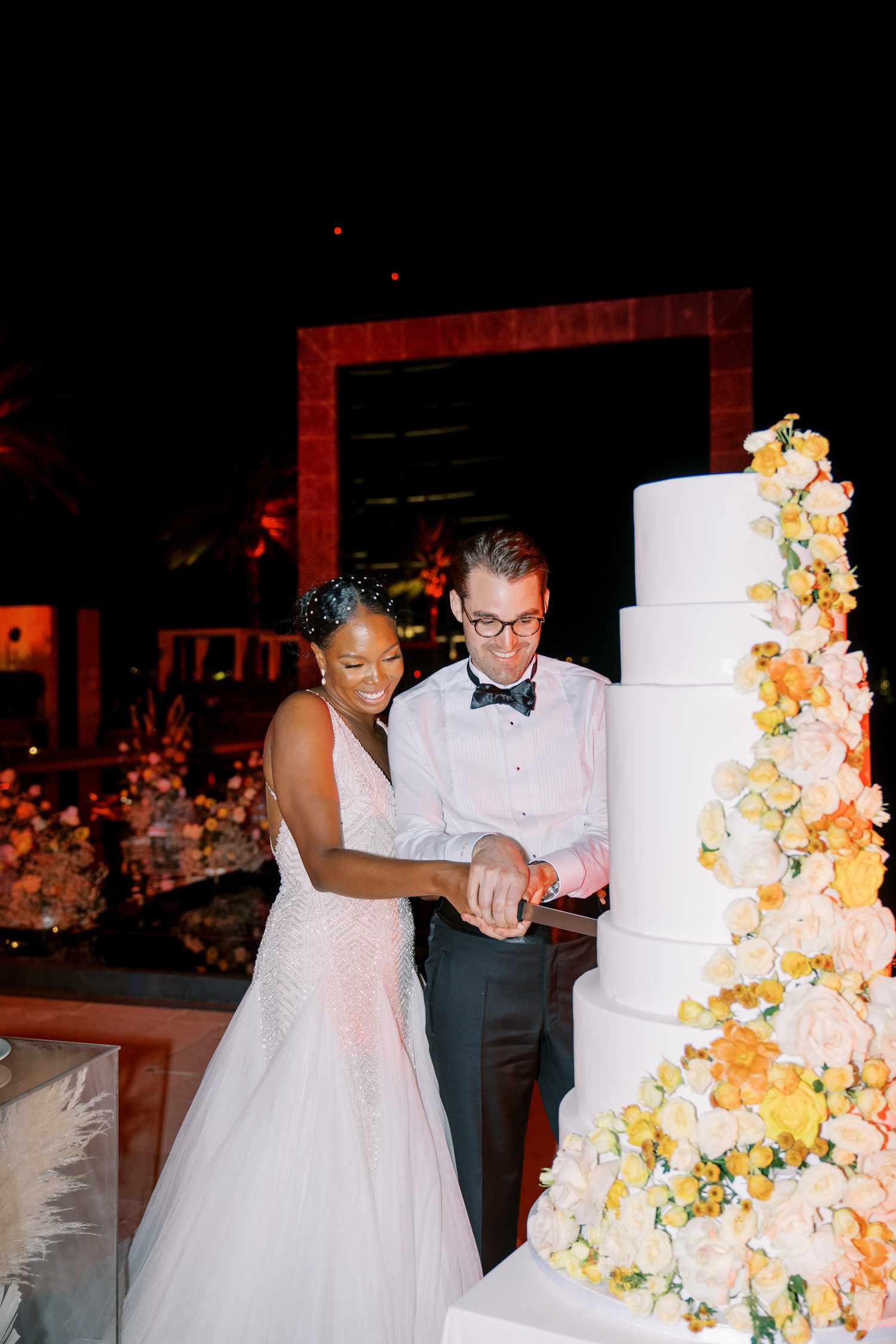 newlyweds cut the cake