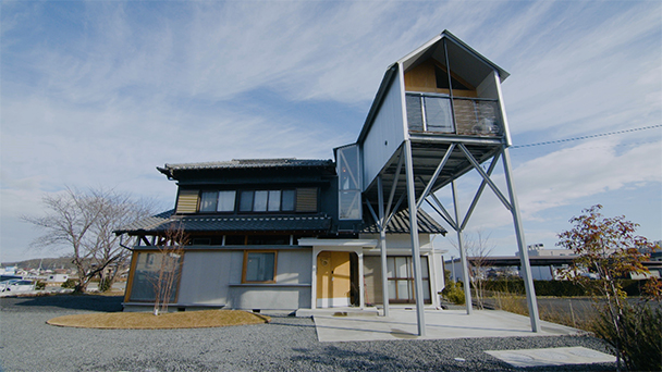 父が建てた母屋に娘夫婦の小屋を乗っけた四日市の家