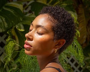 Beauty creator Lesley Buckle with a short, naturally curly hairstyle