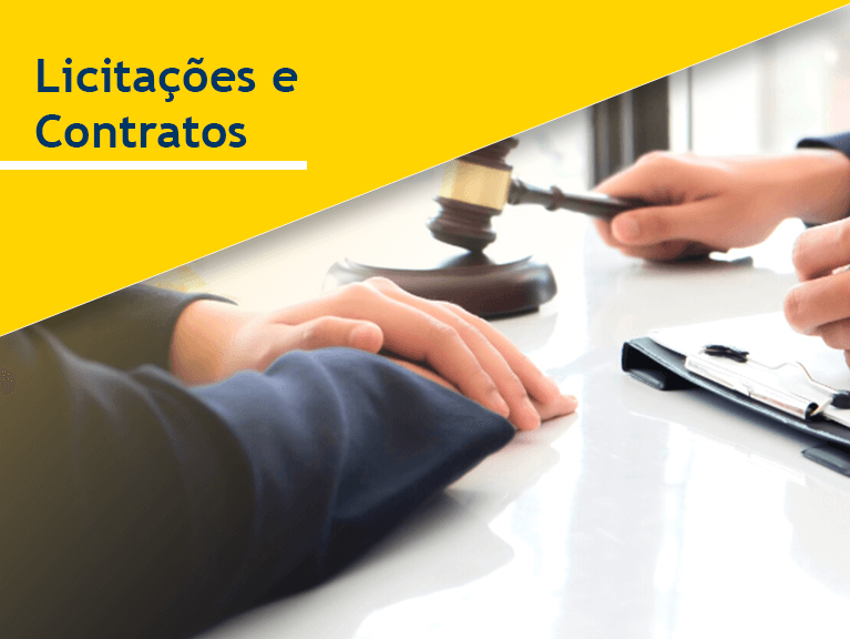 Pessoa com malhete em uma mão e fazendo anotações em outra em frente a outra pessoa que aguarda com as mãos sobrepostas. Frase do banner: Licitações e Contratos