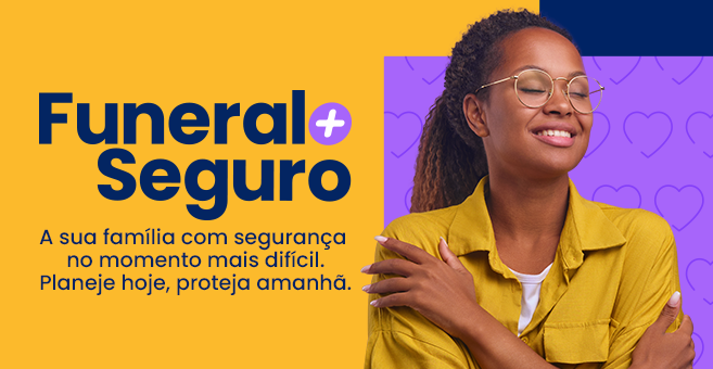 Funeral mais seguro - Mulher negra, de óculos, se abraça e sorri