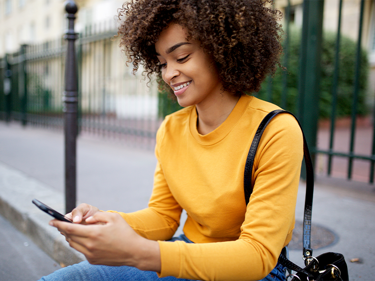 Mulher usando um smartphone