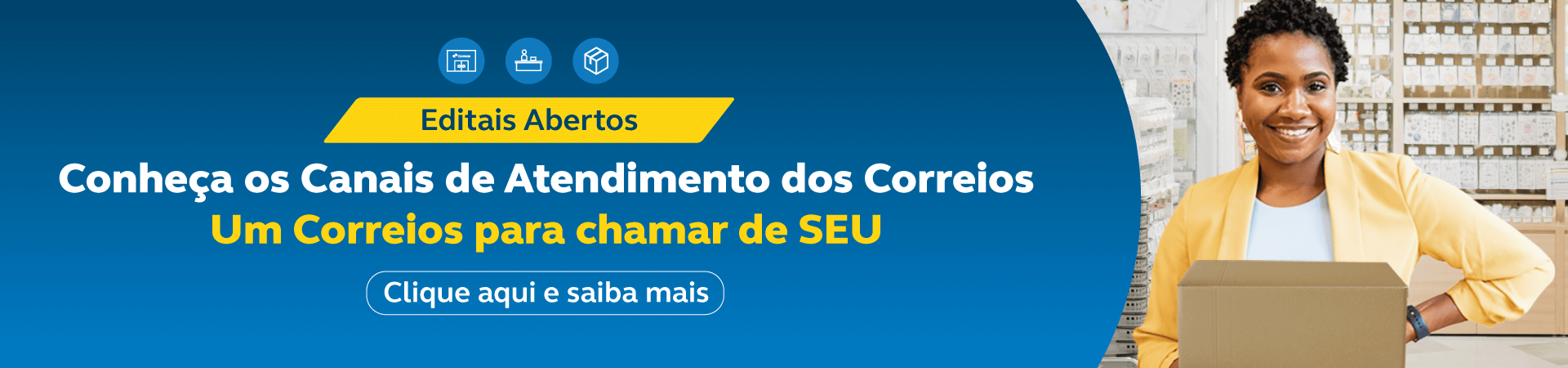 Mulher negra sorrindo e segurando uma caixa. Ao lado esquerdo a mensagem: Conheça os canais de atendimento dos correios. Um Correios pra chamar de seu.