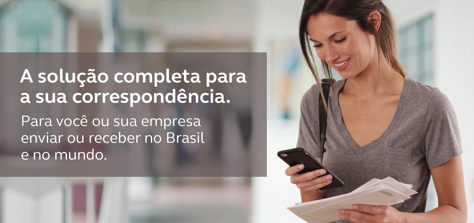 Mulher branca recebendo envelope em mãos de um carteiro com blusa azul. Texto: As melhores opções para a sua correspondência. Para pessoas físicas e jurídicas com ou sem contrato com os Correios.