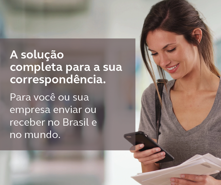 Mulher branca recebendo envelope em mãos de um carteiro com blusa azul. Texto: As melhores opções para a sua correspondência. Para pessoas físicas e jurídicas com ou sem contrato com os Correios.