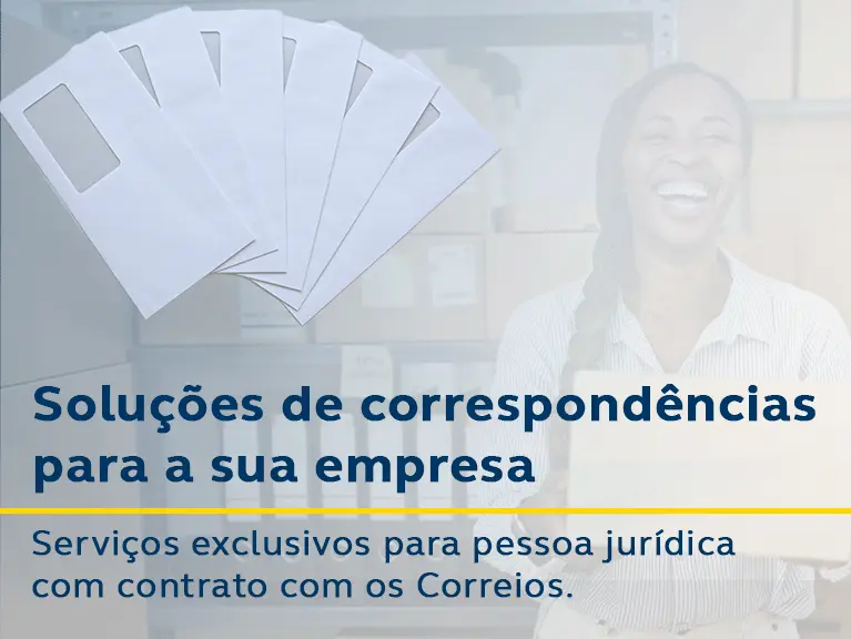 Envelopes brancos e mulher negra sorrindo ao fundo. Texto: Soluções de correspondências para a sua empresa. Serviços exclusivos para pessoa jurídica com contrato com os Correios.