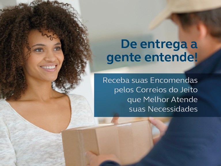 Mulher negra, blusa branca, sorrindo, recebendo uma caixa de papelão. Texto: De entrega a gente entende! Receba suas encomendas pelos Correios do jeito que melhor atende suas necessidades.