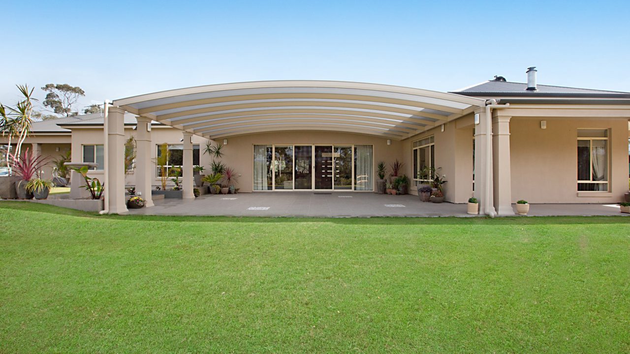 Creative-Outdoors-Curved-Roof-Pergola-in-Cockatoo-Valley-1