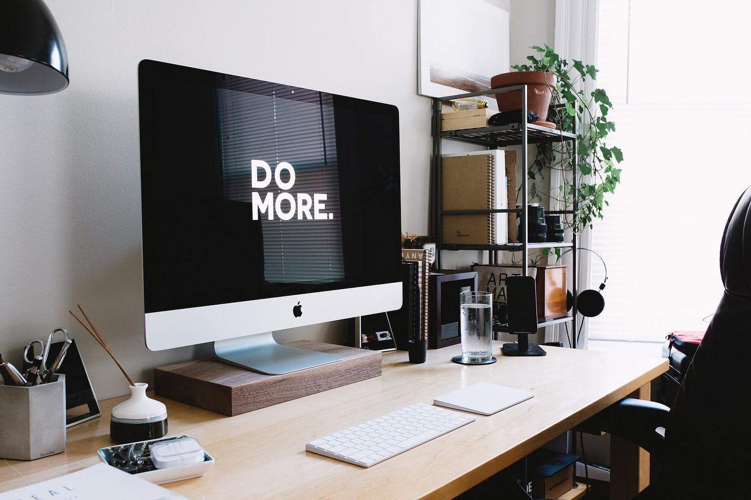 An iMac with a screensaver that says 