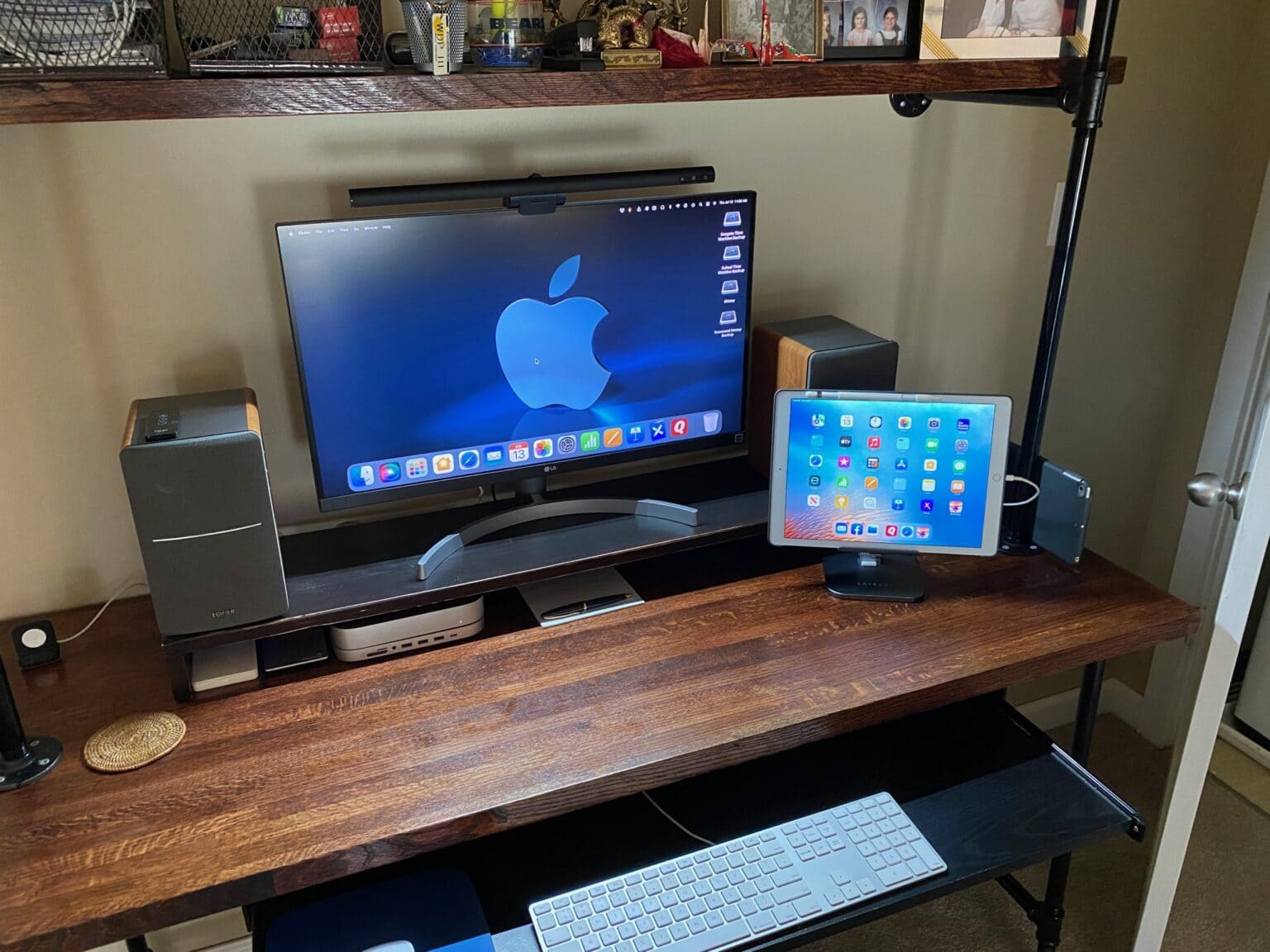 An M1 Mac mini drives a n LG display in this Chicago-area setup.