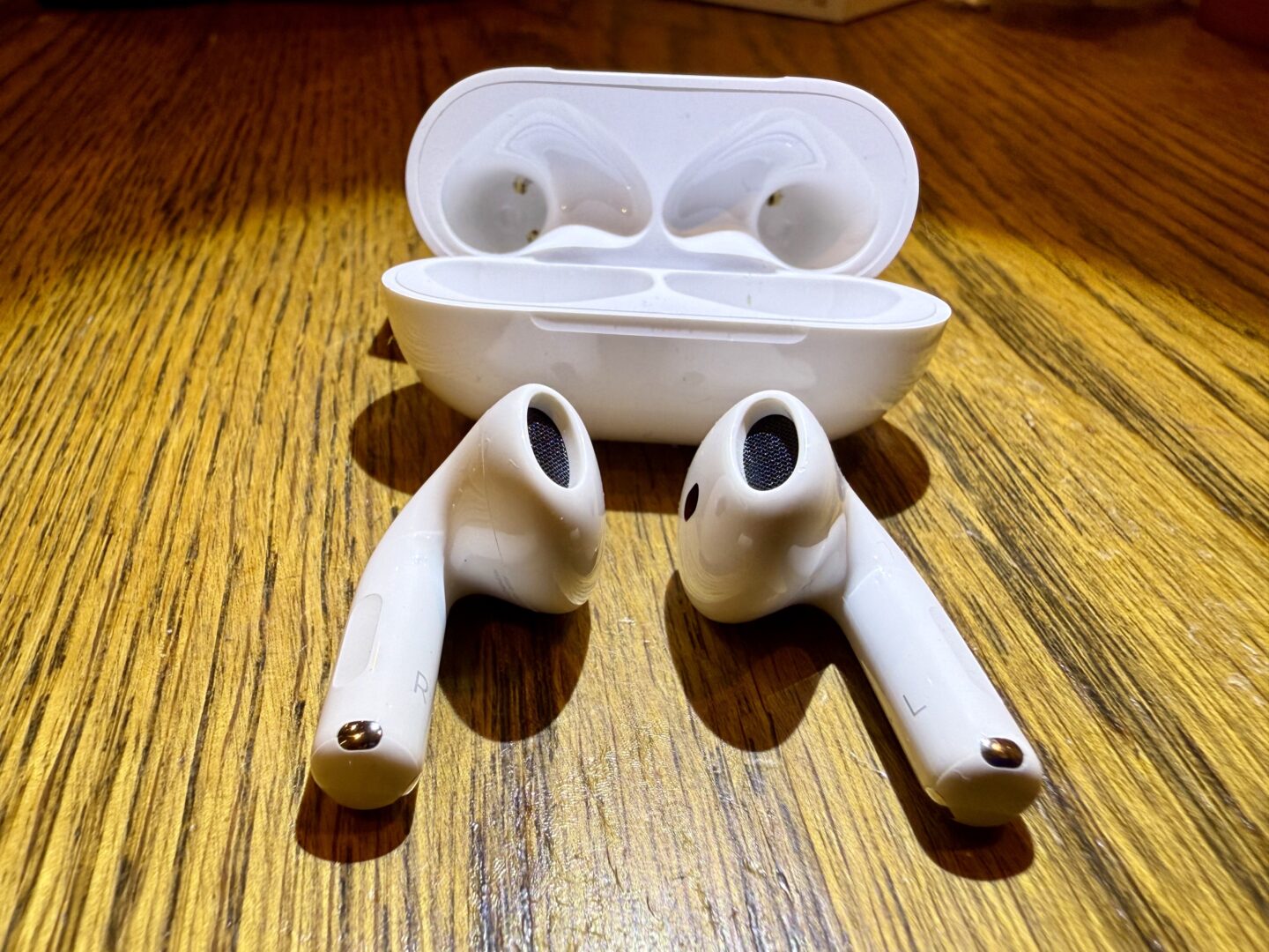 AirPods 4 and charging case