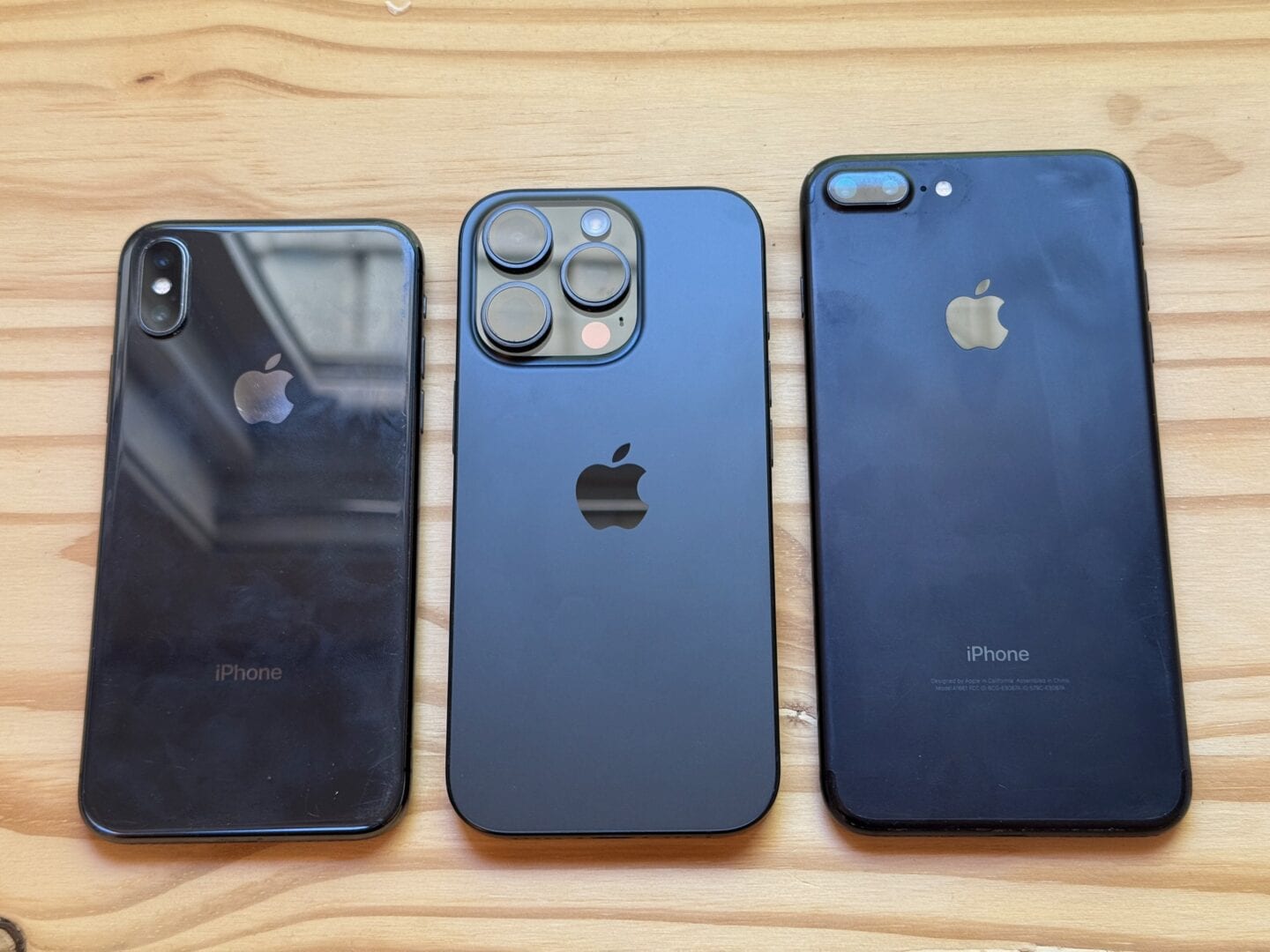 iPhone X, iPhone 16 Pro and iPhone 7 Plus laying in order of size