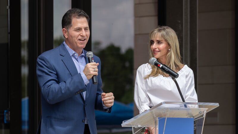 A picture of Michael and Susan Dell speaking.