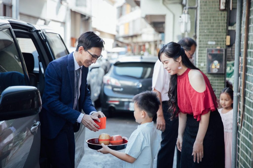 文定時由女方兄弟或晚輩、幼童迎賓。