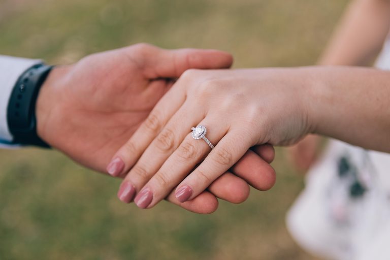 先閱讀鑽戒推薦指南，有助於更順利挑選到符合另一半心意的求婚戒指。