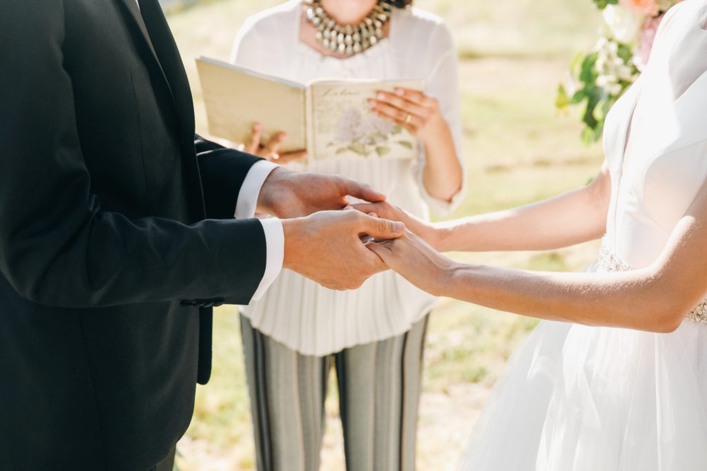 若不喜歡繁雜的婚禮流程，「公證結婚」不失為一個選擇。