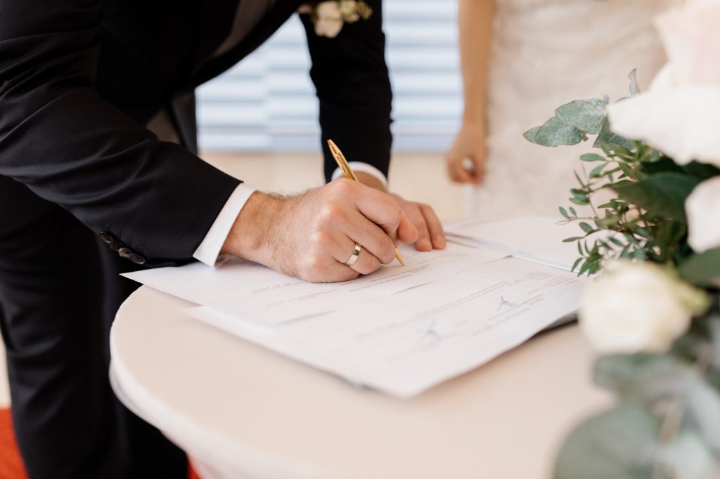 公證結婚會在法院進行，為極簡版的證婚儀式。