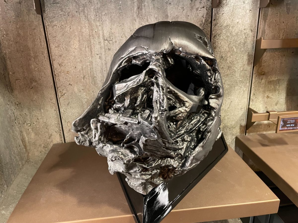 Darth Vader’s Destroyed Helmet Found in Dok-Ondar’s Den of Antiquities ...