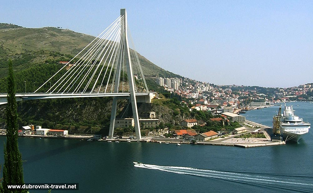 Approach to Dubrovnik with views over the Franjo Tuđman Bridge and cruise terminal