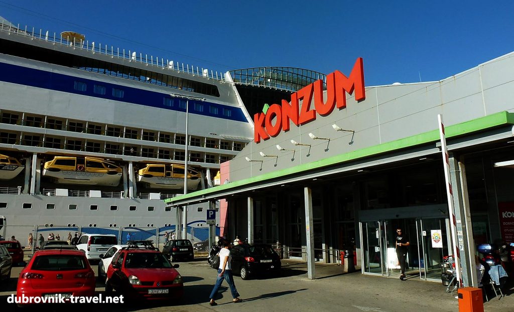 Large supermarket right next to docking cruise ship