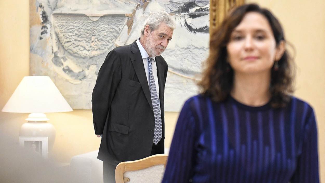 La presidenta de la Comunidad de Madrid, Isabel Díaz Ayuso, y su jefe de gabinete, Miguel Ángel Rodríguez. EP