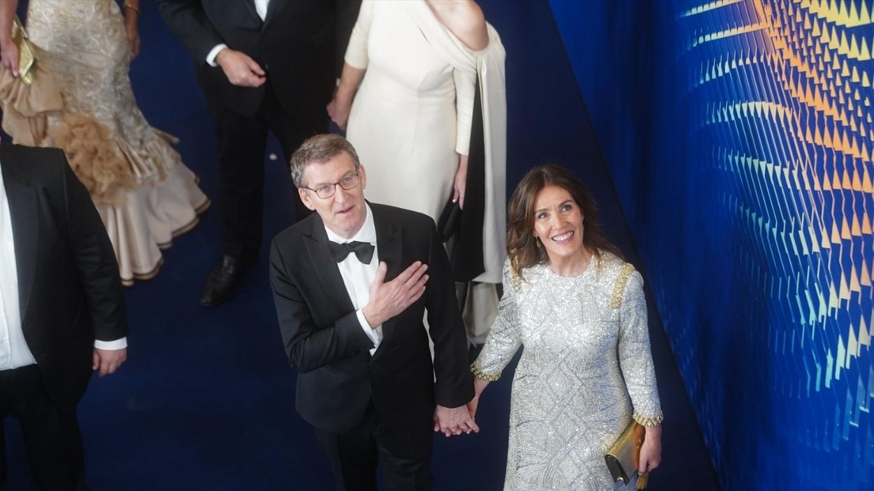 El presidente del PP, Alberto Núñez Feijóo y su mujer Eva Cárdenas, en la alfombra azul previa a la gala de la 37 edición de los Premios Goya, en el Palacio de Congresos y Exposiciones FIBES, a 11