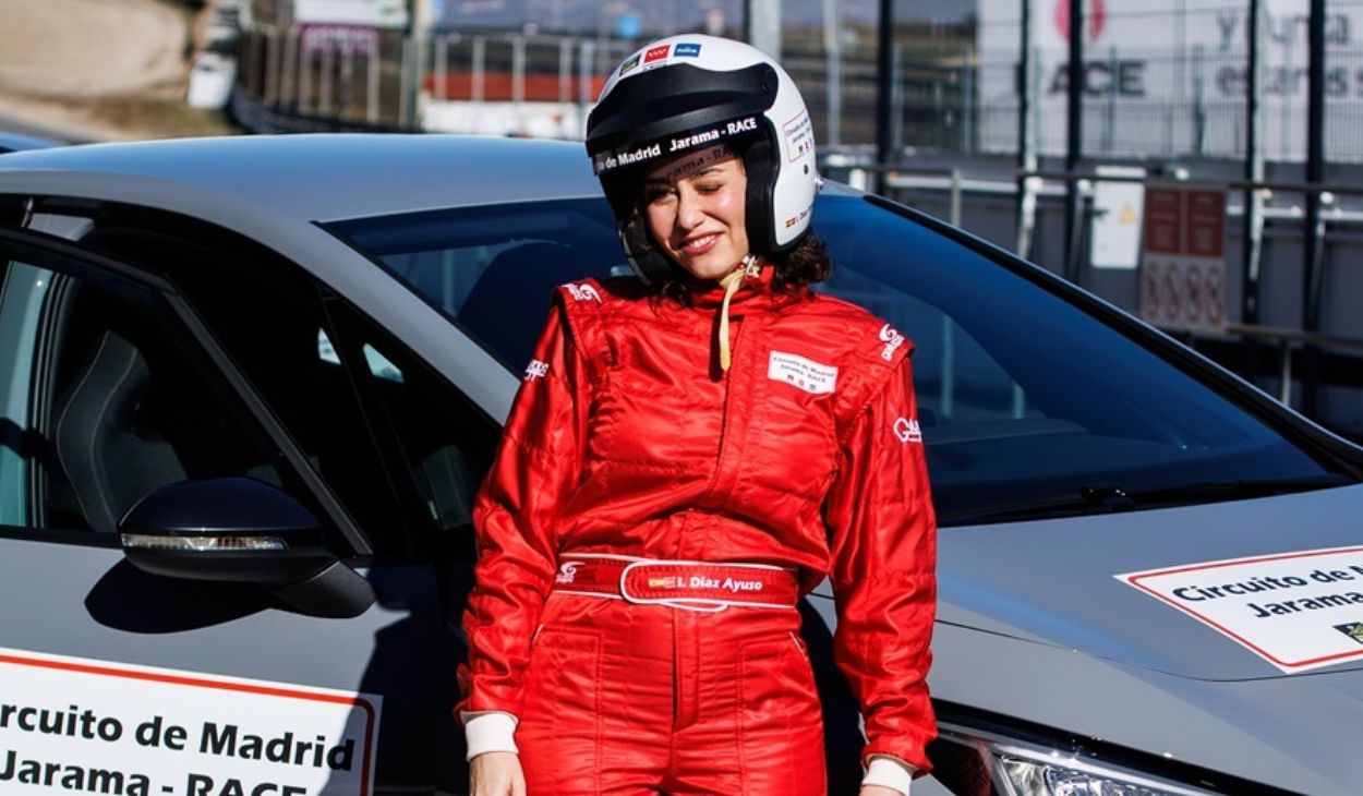 La presidenta de la Comunidad de Madrid, Isabel Díaz Ayuso, posa delante de un vehículo durante una visita a las nuevas instalaciones del Circuito del Jarama 