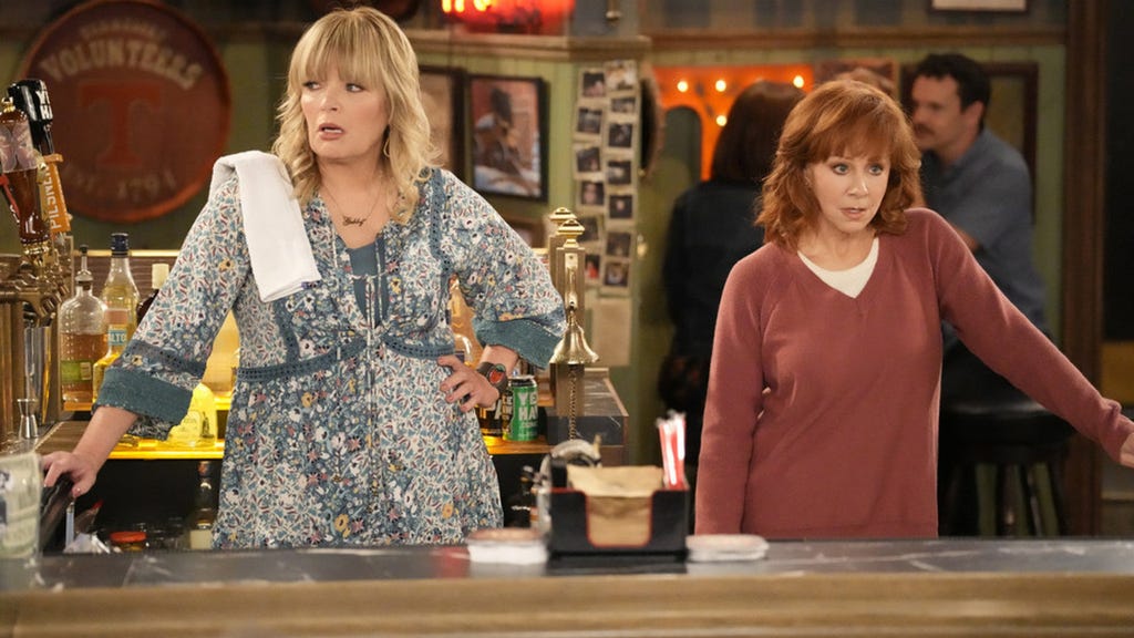 Melissa Peterman and Reba McEntire in 'Happy's Place'