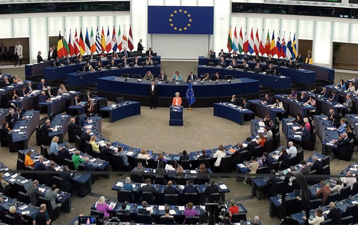 Estado da UE: Os eurodeputados pressionam a Presidente da Comissão antes das eleições