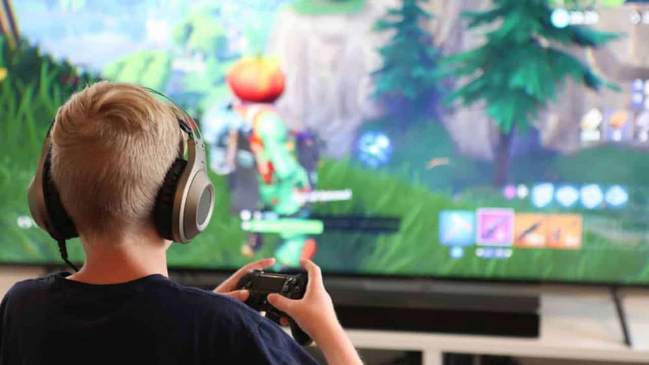 Geschenke für Fortnite Fans Test: Junge Spielt Fortnite