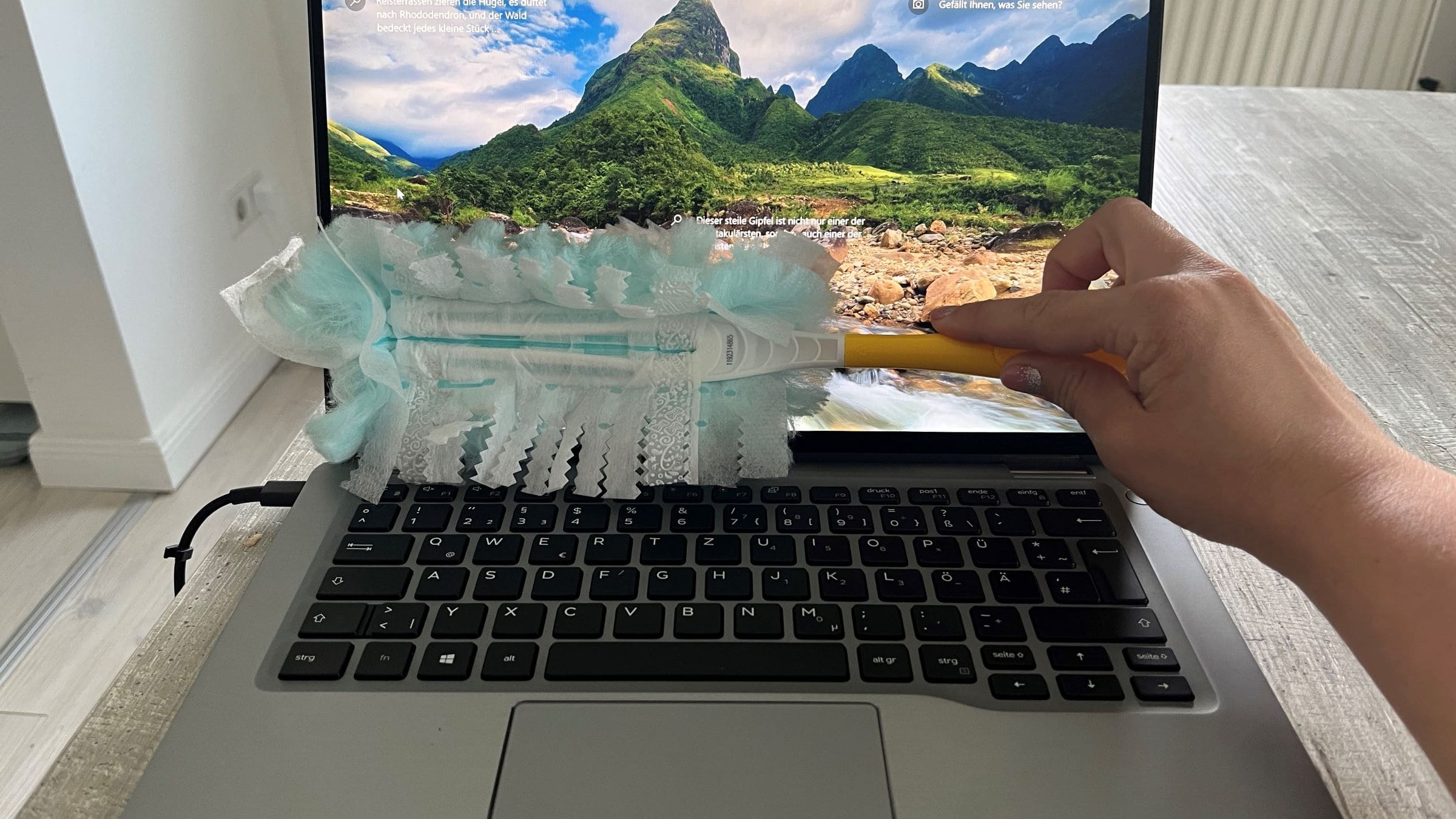 Swiffer Staubmagnet bei der Laptopreinigung