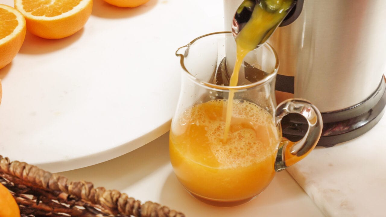 Entsafter, Slow Juicer, Smoothie Maker, Standmixer – was macht den Saft? Test: Adobestock