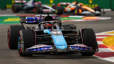 L'Alpine d'Esteban Ocon lors des essais libres du Grand Prix de Singapour, le 20 septembre 2024. (MORGAN HANCOCK / AFP)