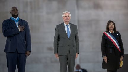 Michel Barnier, entouré de Teddy Riner et Anne Hidalgo, participe à la Parade des champions célébrant les médaillés des Jeux, le 14 septembre 2024, à Paris. (NICOLAS MESSYASZ/SIPA)