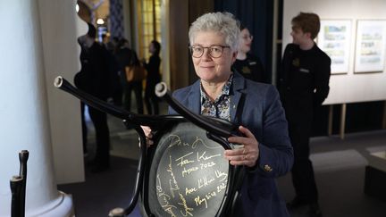 Anne L'Huillier dans le cadre de la cérémonie traditionnelle de signature de la chaise lors de la semaine du prix Nobel, au Musée Nobel de Stockholm, en Suède , 6 décembre 2023. (CHRISTINE OLSSON / MAXPPP)