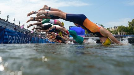 Le départ du triathlon masculin dans la Seine le 31 juillet 2024 (DAVID GOLDMAN / POOL)