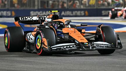 Lando Norris avec sa McLaren lors de la séance de qualifications du Grand Prix de Singapour, le 21 septembre 2024 sur le circuit de Marina Bay. (ROSLAN RAHMAN / AFP)