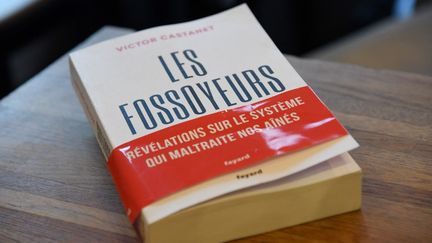 Le livre "Les Fossoyeurs", de Victor Castanet, photographié à Paris le 1er février 2022. (BERTRAND GUAY / AFP)