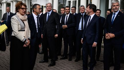 Les ténors des Républicains entourent le Premier ministre, Michel Barnier, à Annecy (Savoie), le 12 septembre 2024. (JEFF PACHOUD / AFP)