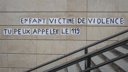 Un collage féministe dénonce les violences à l'égard des enfants à Paris, le 13 juillet 2023. (PASCAL SONNET / HANS LUCAS)