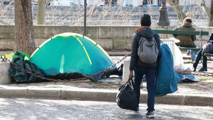 Une personne sans-abri à Paris le 3 avril 2024 (UMIT DONMEZ / ANADOLU)