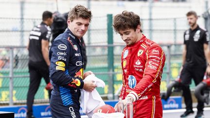 Charles Leclerc et Max Verstappen après les qualifications du Grand Prix de Belgique, le 27 juillet 2024 à Spa Francorchamps. (SIMON WOHLFAHRT / AFP)